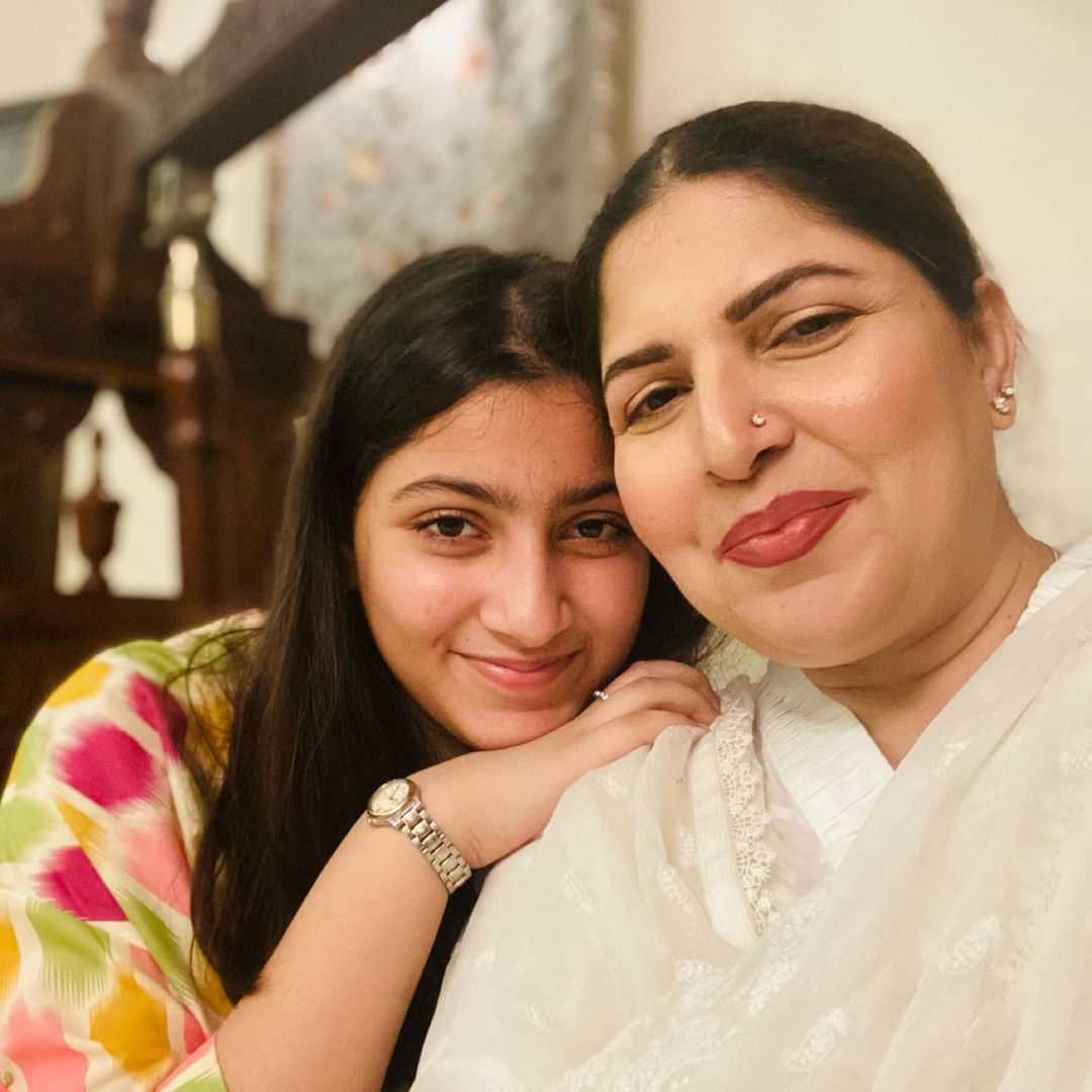 Beautiful Pictures Of Shagufta Ejaz With Her Adorable Daughters ...